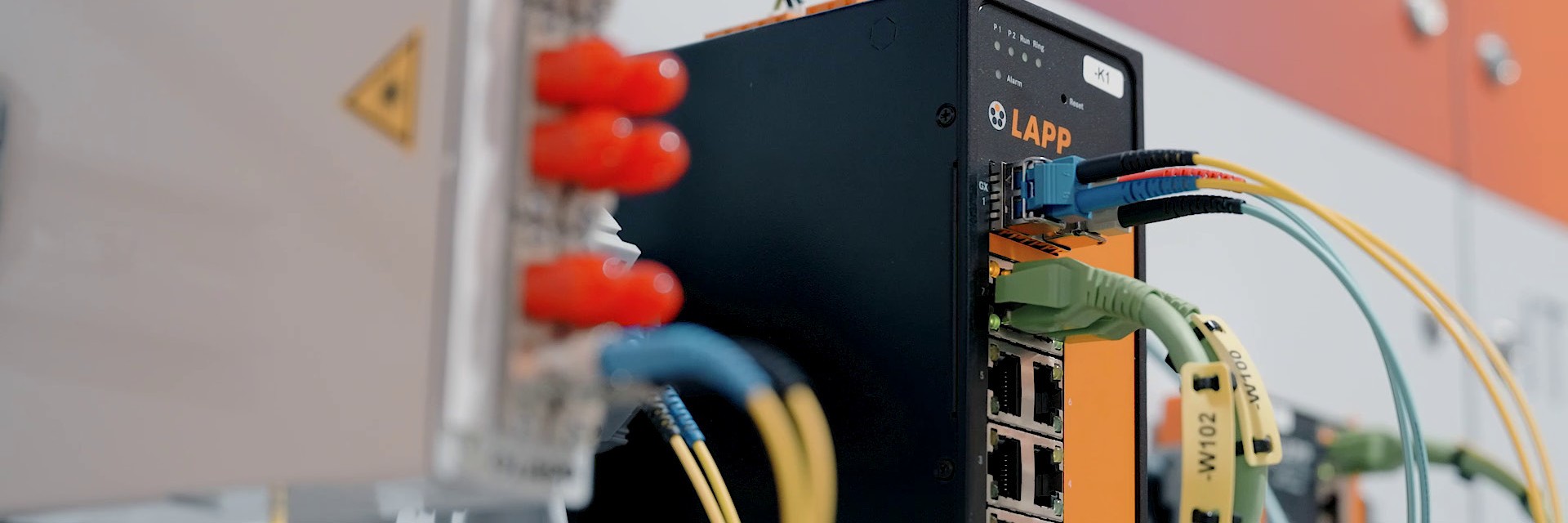 UČINKOVITE POVEZAVE SE ZAČNEJO Z OPTIČNIMI VLAKNI